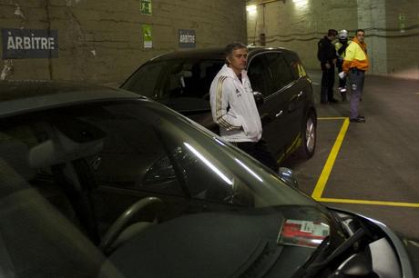 La foto di Mourinho mentre aspetta l'arbitro dopo Barcellona-Real Madrid