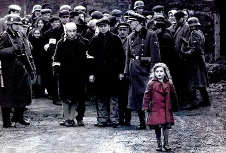 Giornata della memoria: l’indimenticabile cappottino rosso di “Schindler’s List” [editoriale]