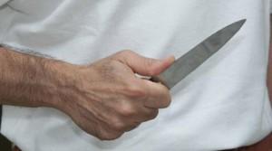 Minaccia moglie e figlie con un coltello da cucina Pregiudicato di Cagliari tratto in arresto