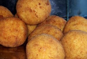 Arancini di riso al pomodoro e acciughe