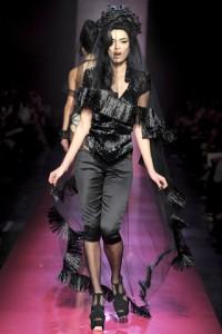 La sfilata haute couture di Jean Paul Gaultier ispirata a Amy Winehouse è stata di cattivo gusto? / Was Jean Paul Gaultier’s Amy Winehouse-inspired haute couture show in bad taste?