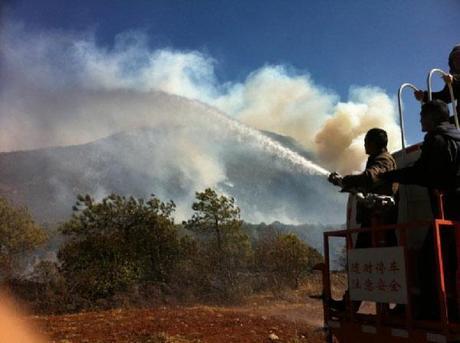 Battaglia contro il fuoco di tremila pompieri in Cina per salvare Lijiang, città patrimonio dell'Unesco Battaglia contro il fuoco di tremila pompieri in Cina per salvare Lijiang, città patrimonio dell'Unesco