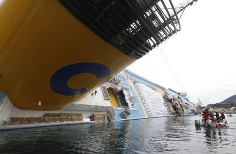 Sei passeggeri della Concordia chiedono 350 milioni di euro alla Carnival Corporation 