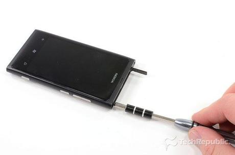 Nokia Lumia 800 : Ecco l’hardware contenuto nello smartphone Windows Phone – Video