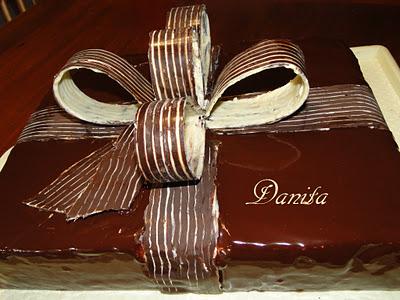 Torta cuscino e torta pacco regalo al cioccolato: non tutte le ciambelle....