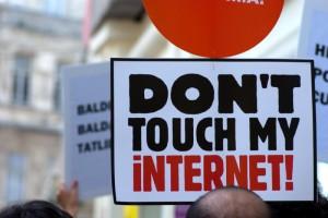 Il download (anche se illegale) è lo specchio dei tempi moderni – Stop SOPA-