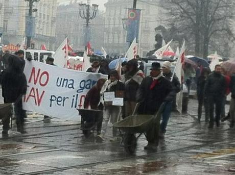 Alcune centinaia di No Tav in corteo oggi pomeriggio a Torino. Cori contro il procuratore Caselli