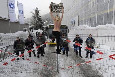 blitz Femen a Davos Svizzera 3 Femministe “Femen”: blitz a seno nudo a Davos | FOTO