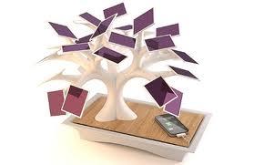 Un eco-bonsai a pannelli solari: per ricaricare cellulari e mp3