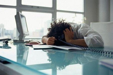 stress da lavoro Oltre 8 ore, al dì, il lavoro deprime