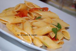 PENNE RIGATE CON POMODORINI CONFIT, RUCOLA E PINOLI by Per un pugno di capperi