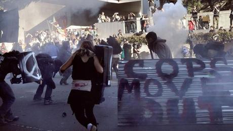 Oakland (California): scontri tra indignados e polizia, cento arresti