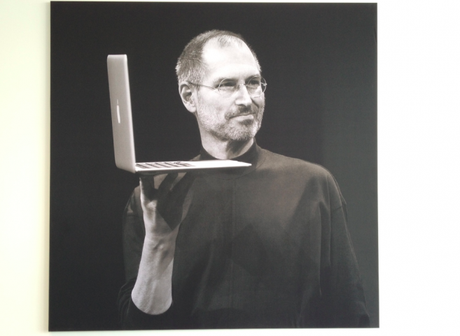 L’eredità di Steve Jobs ‘vive al Campus di Apple con manifesti e citazioni