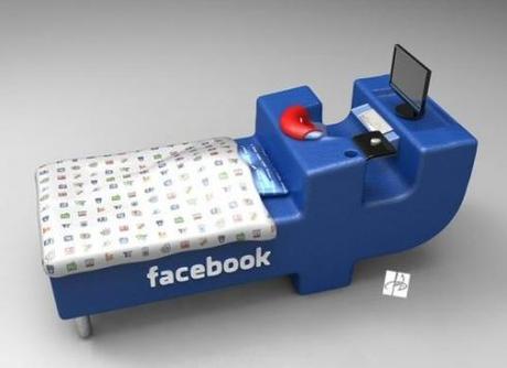 Il letto Facebook per chi non riesce a staccare dal social network