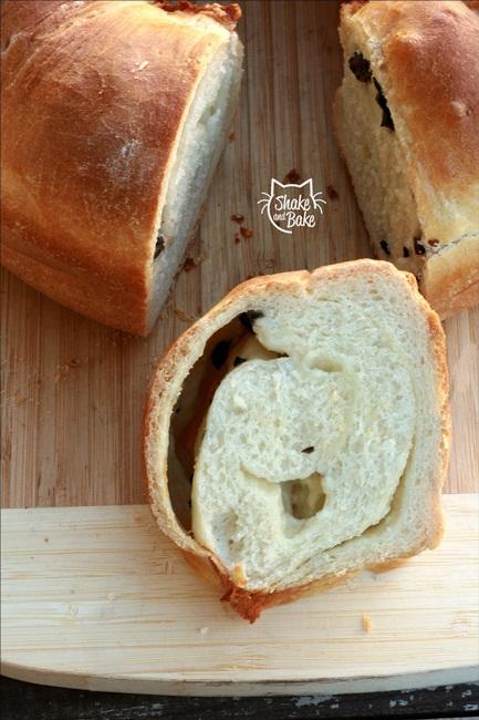 Pane con caprino e olive