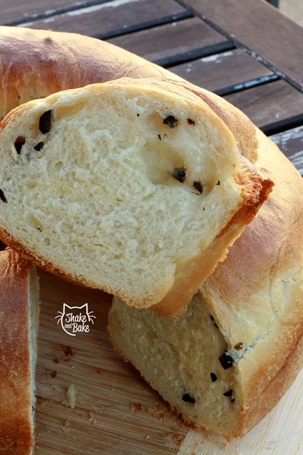 Pane con caprino e olive