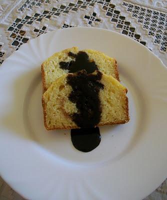 Plumcake Variegato alla Fragola con Topping al Cioccolato