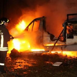 Attentati incendiari ad Olbia Brucia una Mercedes