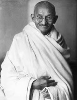 Mohandas Karamchand Gandhi parla alla folla il 20 marzo 1930