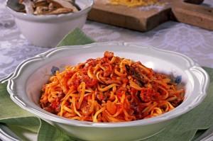 Tagliolini all'uovo con ragù di carni