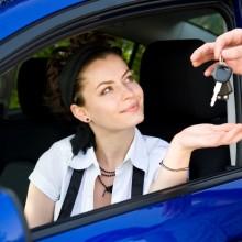 Donne al volante: le donne parcheggiano la loro auto meglio degli uomini