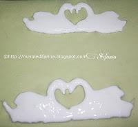 Cuori di crema pasticcera agli albumi e cigni di meringa francese e scatolina in abaca