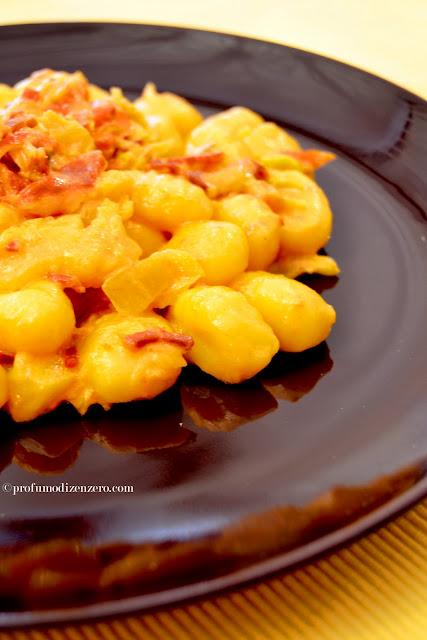 Gnocchi di patate, verza e prosciutto.