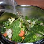 Minestra invernale con verdure, lenticchie, orzo e caserecce