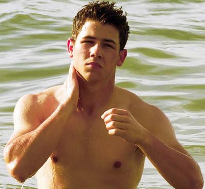La forma fisica di Nick Jonas è sempre più buona