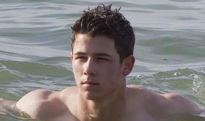 La forma fisica di Nick Jonas è sempre più buona