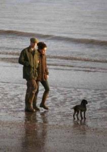 Kate Middleton e il principe Wiliam a passeggio sulla riva del mare del Galles.