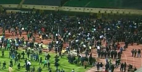 Scontri tra tifosi in un dopopartita a Porto Said, in Egitto: almeno 73 morti