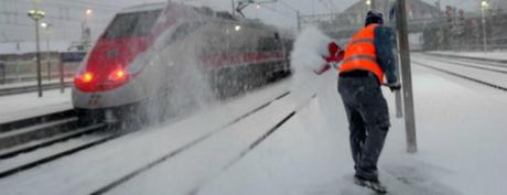 L’Italia nella morsa del gelo e della neve. Quattro morti, altri due treni diretti al sud bloccati a lungo nella notte in Romagna, con ritardi di oltre 600 minuti