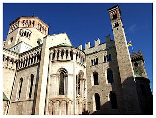 Immagini di una città ai piedi delle Dolomiti. Trento.