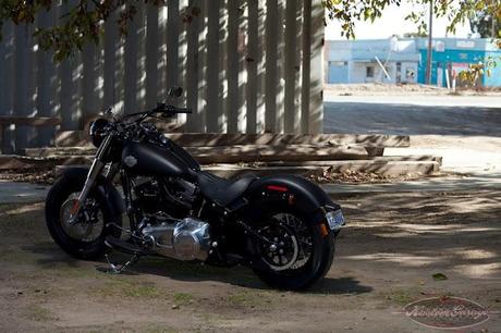 Harley-Davidson Softail Slim: una moto essenziale che incarna lo spirito delle autentiche custom old school