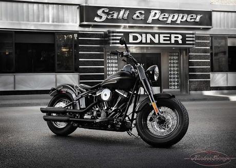 Harley-Davidson Softail Slim: una moto essenziale che incarna lo spirito delle autentiche custom old school