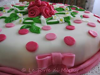 Torta compleanno fiocchi, fiori e pois