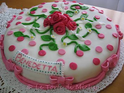 Torta compleanno fiocchi, fiori e pois