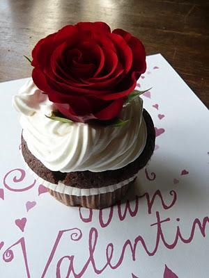 Cup cake con le rose rosse e la panna montata per San Valentino