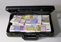 Banconote false per comprare una villa a Rho Pero.