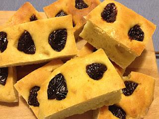 Focaccia alle prugne a lievitazione naturale