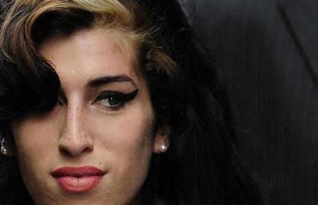 Il coroner incaricato di investigare sulla morte di Amy Winehouse si dimette
