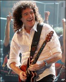 Brian May nel passeggino...