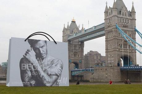 guerrilla-outdoor-beckham-h&m-shopper