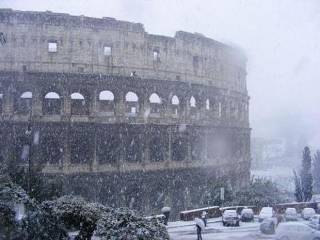 Neve Roma 2012 colosseo 600x450 Neve a Roma: Colosseo Imbiancato, neve nel Centro di Roma