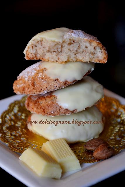 Amaretti morbidi al cioccolato bianco