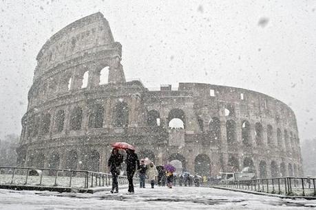 Fittissima nevicata, Roma seppellita chiude gli uffici pubblici, il Colosseo e il Foro Romano. Sospesa Roma-Inter