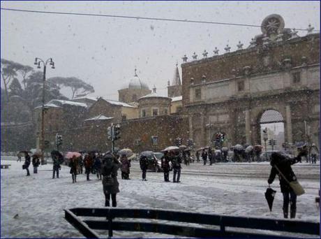 Roma sotto la neve, disagi e code in tutta la città