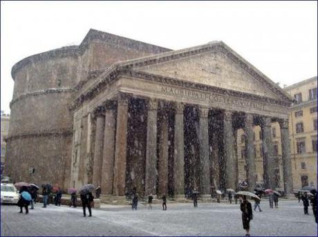 Roma sotto la neve, disagi e code in tutta la città