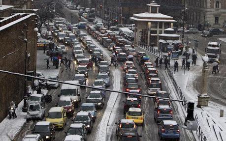 Roma si è svegliata paralizzata dalla neve